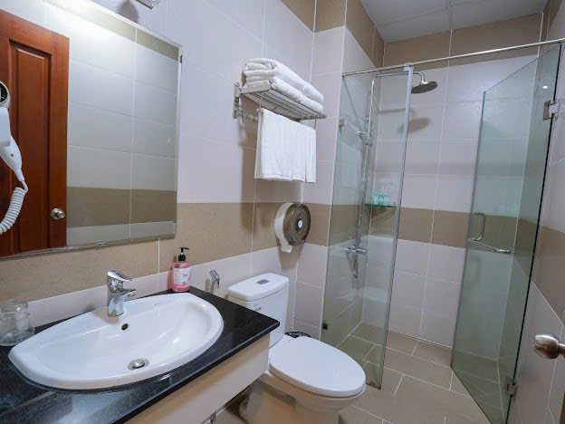 WC ĐÔI 4 KHÁCH CÓ CỬA SỔ