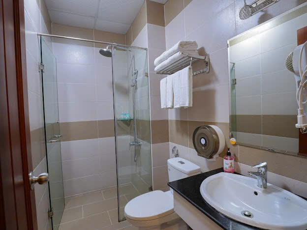 WC ĐÔI 4 KHÁCH KO CỬA SỔ